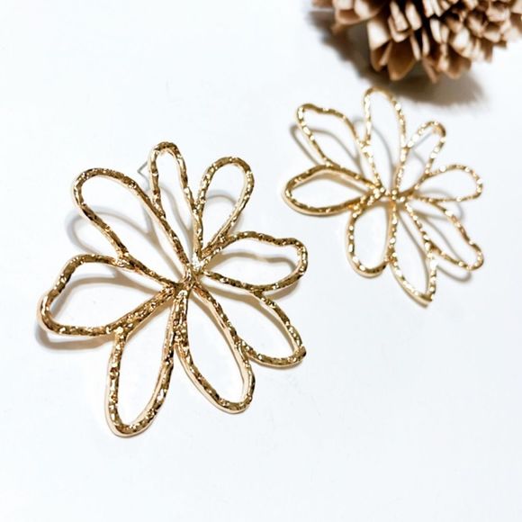 Hollow gold flower earrings M2 - Picture 2 of 5